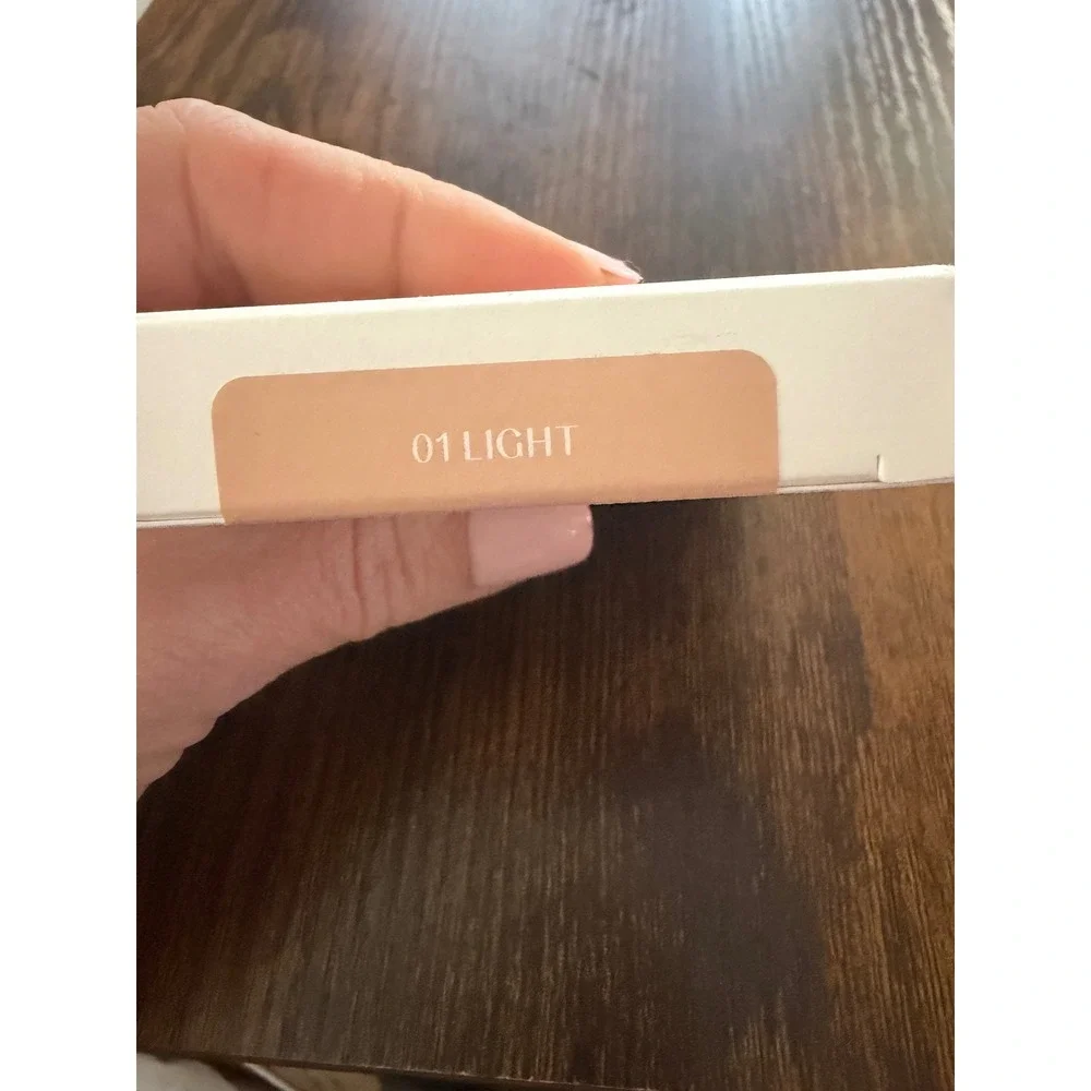 Huda Beauty GloWish Soft Radiance Bronzing‎ Powder 01 Light 8g New in Box